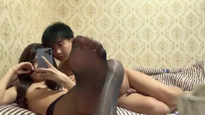 大学生穿上油亮黑丝，情侣自拍，真实又好看