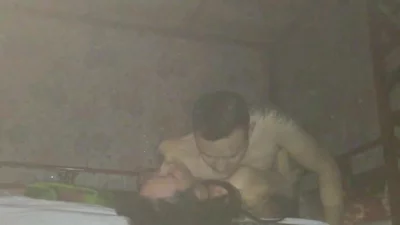 背着老公在外面搞破鞋！中途老公打来电话真刺激全程高能