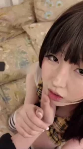 你不是找我哥吗?爬我床上来想干嘛呀？鸡巴好大我流口水了