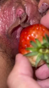 有没有狼友想吃草莓私信回复