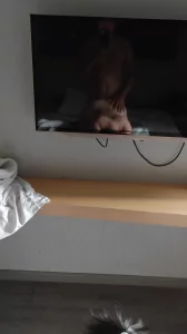 孩子还没睡老公侧面做妈妈帮